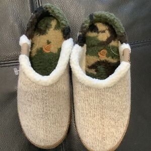 Acorn Mule slippers, taupe and brown with camo interior, size 5-6